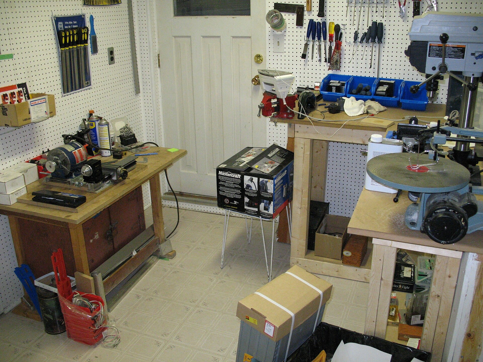 Ambiente de taller metalúrgico con torno y banco (imagen referencial)